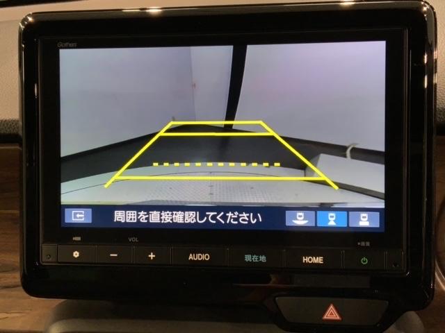 リバースギアに入れるだけで後方の表示へ切り替わります。夜間や雨の日の駐車も楽になりますよ。