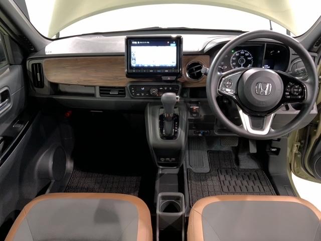 使いやすいレイアウトのダッシュボード周辺です。オートエアコンや小物入れなど嬉しい装備が満載です。