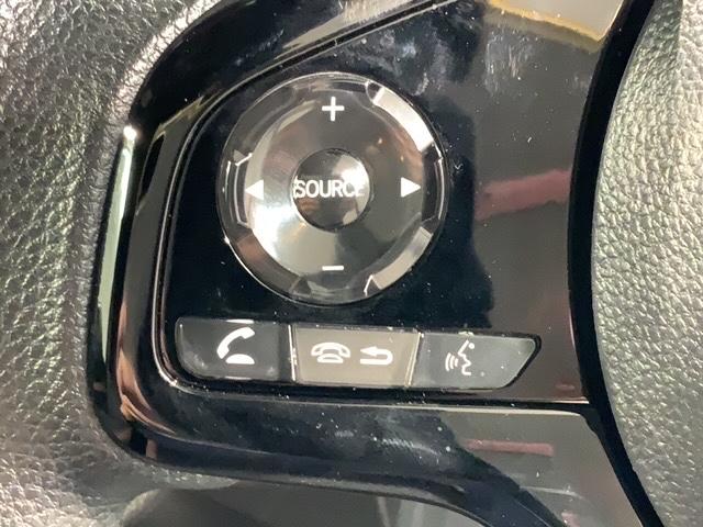 ステアリングにオーディオ操作スイッチが付いています。オーディオ画面に直接タッチしなくても操作が出来ますので、運転に集中できます。