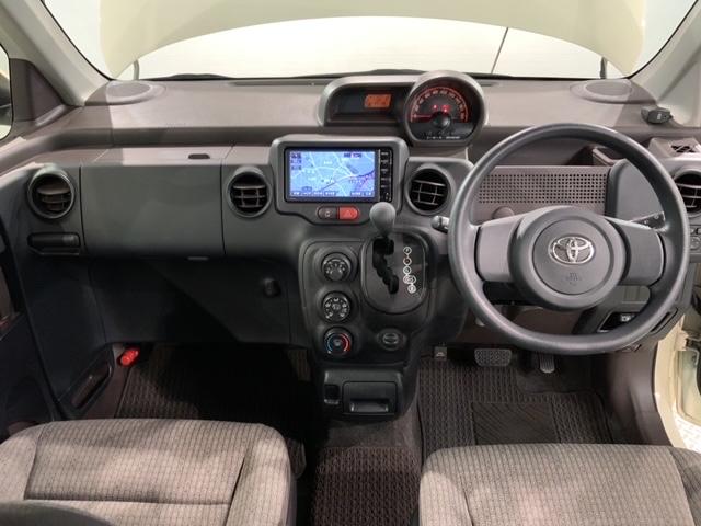 使いやすいレイアウトのダッシュボード周辺です。エアコンや小物入れなど嬉しい装備が満載です。