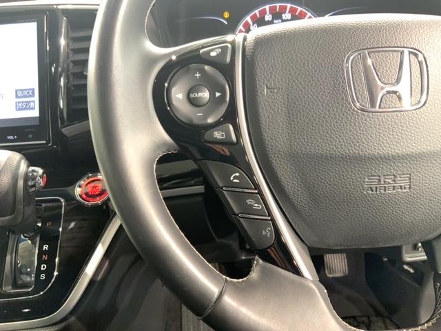 �X�e�A�����O�ɃI�[�f�B�I����X�C�b�`���t���Ă��܂��B�I�[�f�B�I��ʂɒ��ڃ^�b�`���Ȃ��Ă����삪�o���܂��̂ŁA�^�]�ɏW���ł��܂��B