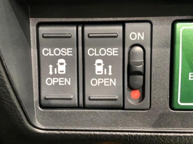 ���E�����p���[�X���C�h�h�A���t���Ă��܂��B�����^�b�`�ŊȒP�ɂ��q�l�ł��A���N���̕��ł��A�J�ł��܂�����ƂĂ��֗��ł��B�L�[���X��ԓ��X�C�b�`�ł������Ńh�A�̊J���ł��܂��B