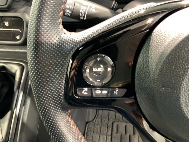 �X�e�A�����O�ɃI�[�f�B�I����X�C�b�`���t���Ă��܂��B�I�[�f�B�I��ʂɒ��ڃ^�b�`���Ȃ��Ă����삪�o���܂��̂ŁA�^�]�ɏW���ł��܂��B