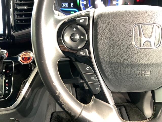 �X�e�A�����O�ɃI�[�f�B�I����X�C�b�`���t���Ă��܂��B�I�[�f�B�I��ʂɒ��ڃ^�b�`���Ȃ��Ă����삪�o���܂��̂ŁA�^�]�ɏW���ł��܂��B