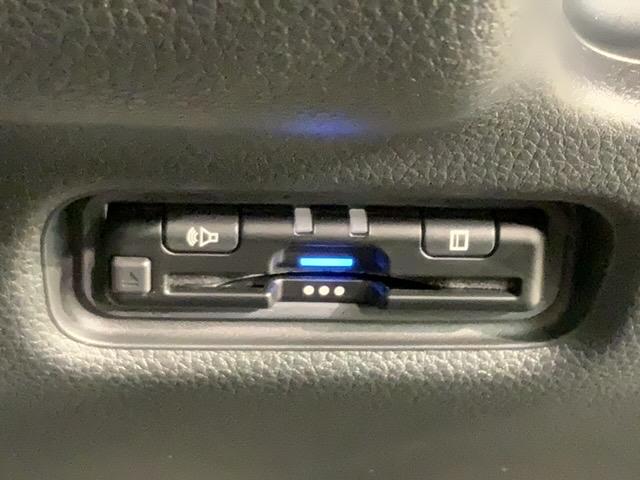 フリード ｅ：ＨＥＶエアー　Ｈ　ＳＥＮＳＩＮＧ　最長５年保証　ワンオ－ナ－　ナビＬＸＭ－２４２ＺＦＮｉ　ＴＶ　Ｒカメラ　ＢＴオ－ディオ　ＥＴＣ　ＬＥＤライト　両側電動ドア　ＶＳＡ　クルコン　スマ－トキ－　スペアキ－　盗難防止装置（10枚目）