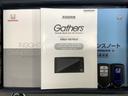 スマートキーは鍵をバッグに入れたままでもドアロックの開閉やエンジンのON・OFFができます。夜間や雨の日も鍵を探さなくて良いので便利です。