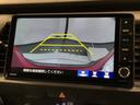 リバースギアに入れるだけで後方の表示へ切り替わります。夜間や雨の日の駐車も楽になりますよ。