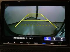 リバースギアに入れるだけで後方の表示へ切り替わります。夜間や雨の日の駐車も楽になりますよ。 5