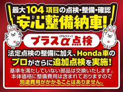 リバースギアに入れるだけで後方の表示へ切り替わります。夜間や雨の日の駐車も楽になりますよ。 5