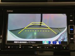 リバースギアに入れるだけで後方の表示へ切り替わります。夜間や雨の日の駐車も楽になりますよ。 6