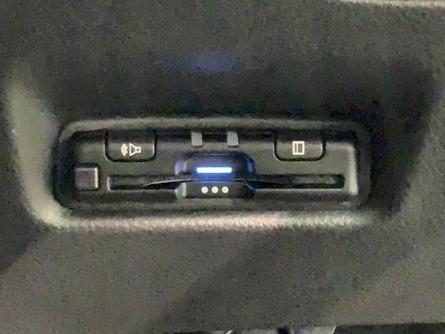 ｅ：ＨＥＶＲＳ　ＨｏｎｄａＳＥＮＳＩＮＧ新車保証試乗禁煙車　ワンオーナー車　ＶＳＡ　Ｒカメラ　サイドエアバック　スマートキー　ＬＥＤヘッドランプ　クルコン　エアコン　ＤＶＤ　ＥＴＣ　盗難防止装置　ＡＢＳ　エアバック(12枚目)