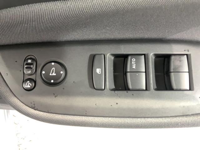 フィット ベーシック　Ｈ　ＳＥＮＳＩＮＧレス　ＥＴＣ　ＶＳＡ　スマートキー　盗難防止装置　整備記録簿　エアコン　Ｗエアバッグ　１オーナー車　イモビライザー　パワーステアリング　キーレス　パワーウインドウ　サイドエアバッグ（13枚目）