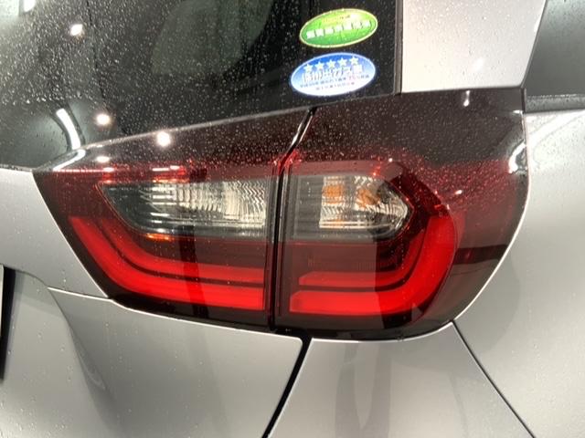 フィット ベーシック　Ｈ　ＳＥＮＳＩＮＧレス　ＥＴＣ　ＶＳＡ　スマートキー　盗難防止装置　整備記録簿　エアコン　Ｗエアバッグ　１オーナー車　イモビライザー　パワーステアリング　キーレス　パワーウインドウ　サイドエアバッグ（45枚目）