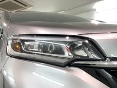 ＬＥＤヘッドライトは、点灯の瞬間から最大光量を発揮し、突然暗くなるトンネルなどでの安定感を高めます。 7