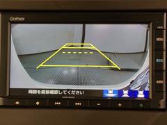 リバースギアに入れるだけで後方の表示へ切り替わります。夜間や雨の日の駐車も楽になりますよ。 6