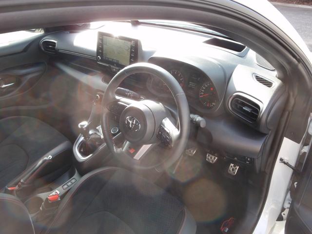 ＧＲヤリス ＲＺ　ハイパフォーマンス　ファースト　エディション　モリゾウセレクション　予防安全パッケージ　バックカメラ　Ｔ－ｃｏｎｎｅｃｔ　ナビキット　ＴＶキャンセラー　ＪＢＬサラウンドシステム　ビルトインＥＴＣ　ＧＲストラットタワーバー（3枚目）