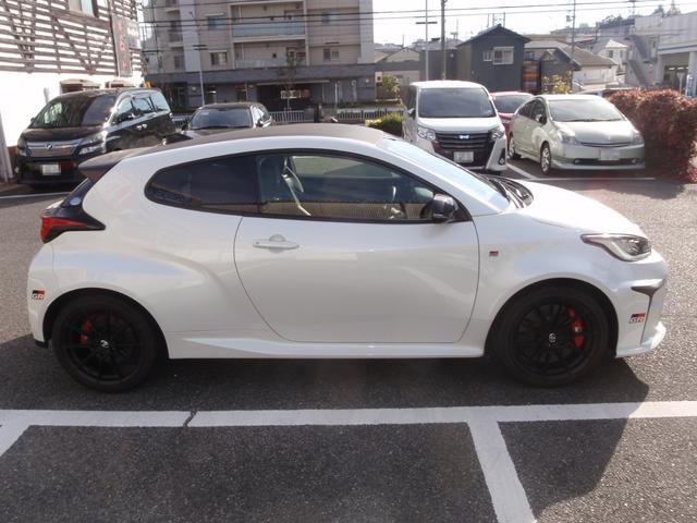 ＧＲヤリス ＲＺ　ハイパフォーマンス　ファースト　エディション　モリゾウセレクション　予防安全パッケージ　バックカメラ　Ｔ－ｃｏｎｎｅｃｔ　ナビキット　ＴＶキャンセラー　ＪＢＬサラウンドシステム　ビルトインＥＴＣ　ＧＲストラットタワーバー（33枚目）