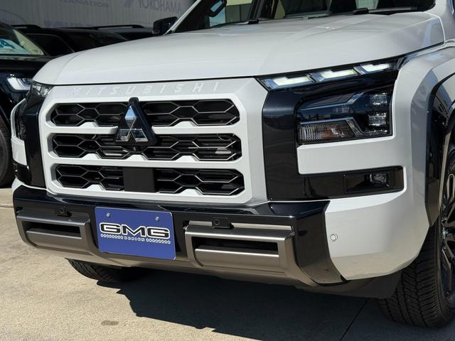 三菱トライトンGSR フロントグリルホワイトダイヤモンド純正