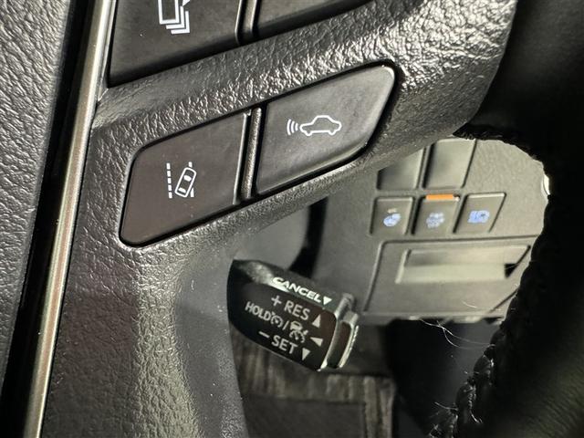 レーンディパーチャーアラートとは車線または走路からの逸脱の可能性を警告すると共に、車線または走路からの逸脱を避けるためのハンドル操作の一部を支援する機能です。詳細は販売店スタッフまでおたずねください。