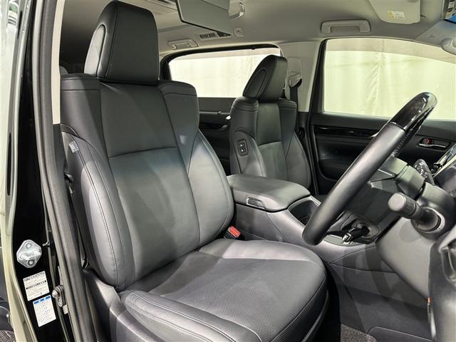 高いホールド性で運転姿勢が安定します。長距離ドライブでも疲れにくいのが魅力です。快適なドライビングライフをお送りください♪