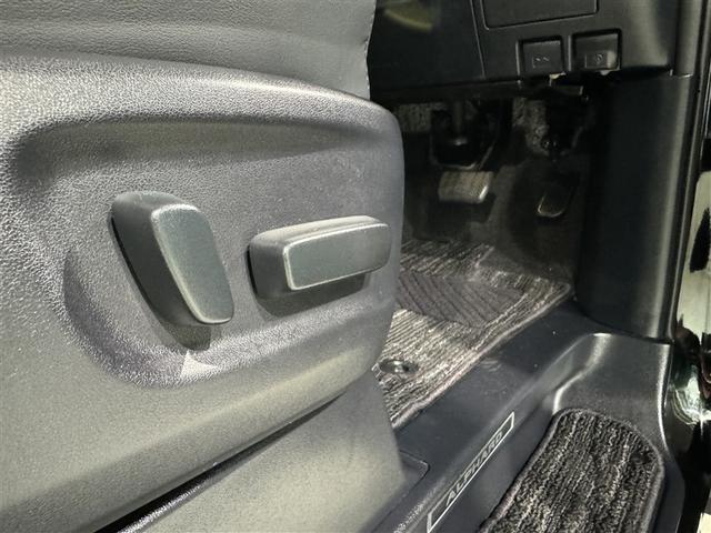 電動パワーシートはボタン一つで細やかな調節が可能ですよ。　意外に力が要るシートの移動もラクラク、思い通りのポジションが見つかります。