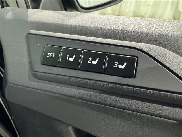 シートメモリー機能装備付きです。シートの位置をそれぞれ記憶しておく事ができるので、ご家族や、複数の方で車を乗られるオーナー様には、便利な機能です。