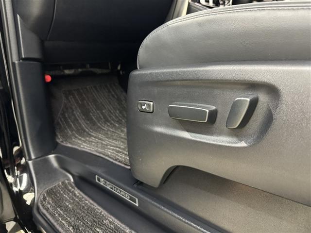 スイッチ一つでシート調整可能な電動パワーシートです。　細かい調整ができるので、何時でも思い通りのポジションが取れますね。