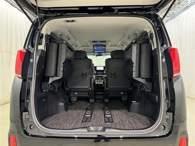 ３列目シートは跳ね上げ式で折りたたみ可能です。キャンプ用品など大きな荷物もばっちり収納可能です！