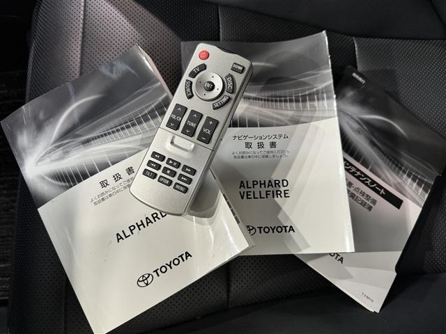 メンテナンスノート、取扱説明書です。　その車の整備記録が事細やかに記録されています。　車が生まれてから今までどのような道を歩んできたのか判るとても重要な物ですよ。