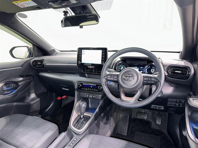 ヤリス ハイブリッドＺ　衝突被害軽減システム　メモリーナビ　バックカメラ　ＥＴＣ　ドラレコ　ＣＤ　ミュージックプレイヤー接続可　ＤＶＤ再生　オートクルーズコントロール　ＬＥＤヘッドランプ　スマートキー　キーレス　ハイブリッド（9枚目）