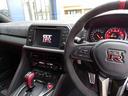 ●NISMO専用アルカンターラ巻ステアリング(レッドセンターマーク付き) ●NISMO専用カーボン調コンビメーター(レッドリング付き