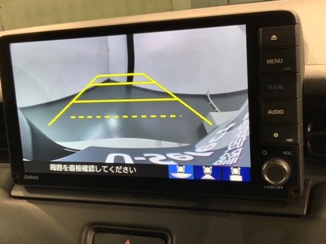 リバースギアに入れるだけで後方の表示へ切り替わります。夜間や雨の日の駐車も楽になりますよ。