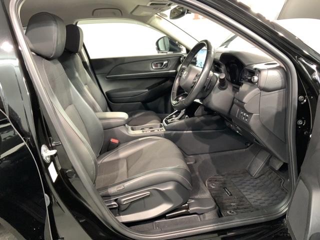 程よい硬さとホールド性が高くロングドライブも疲れにくいシートです。