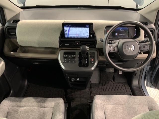 フリード ｅ：ＨＥＶエアー　Ｈ　ＳＥＮＳＩＮＧ　最長５年保証　ワンオ－ナ－　ナビＬＸＭ－２４２ＺＦＮｉ　ＴＶ　Ｒカメラ　ＢＴオ－ディオ　ＥＴＣ　ＬＥＤライト　両側電動ドア　ＶＳＡ　スマ－トキ－　スペアキー　盗難防止装置　ＡＡＣ（9枚目）