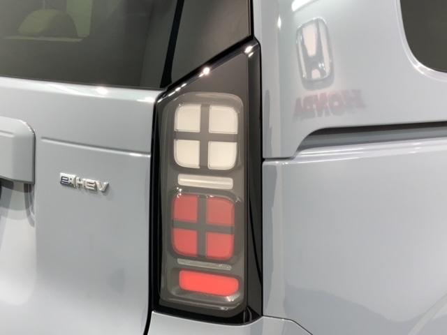 フリード ｅ：ＨＥＶエアー　Ｈ　ＳＥＮＳＩＮＧ　最長５年保証　ワンオ－ナ－　ナビＬＸＭ－２４２ＺＦＮｉ　ＴＶ　Ｒカメラ　ＢＴオ－ディオ　ＥＴＣ　ＬＥＤライト　両側電動ドア　ＶＳＡ　スマ－トキ－　スペアキー　盗難防止装置　ＡＡＣ（45枚目）