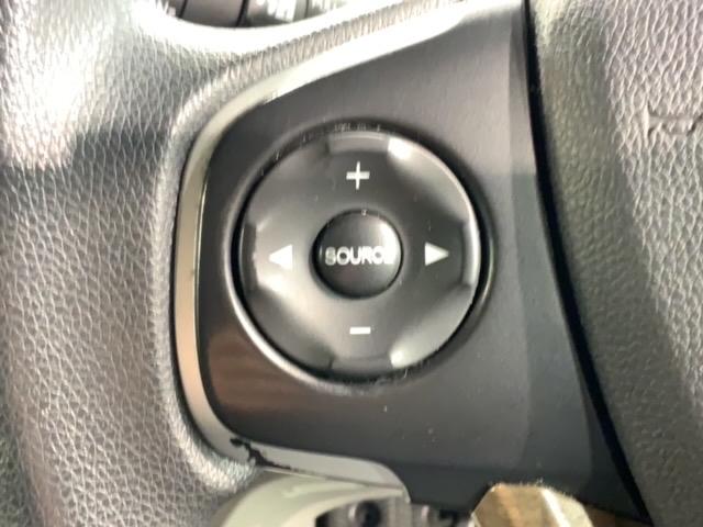 �X�e�A�����O�ɃI�[�f�B�I����X�C�b�`���t���Ă��܂��B�I�[�f�B�I��ʂɒ��ڃ^�b�`���Ȃ��Ă����삪�o���܂��̂ŁA�^�]�ɏW���ł��܂��B