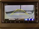 リバースギアに入れるだけで後方の表示へ切り替わります。夜間や雨の日の駐車も楽になりますよ。