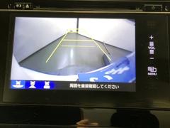 リバースギアに入れるだけで後方の表示へ切り替わります。夜間や雨の日の駐車も楽になりますよ。 7