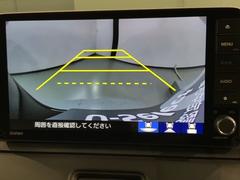 リバースギアに入れるだけで後方の表示へ切り替わります。夜間や雨の日の駐車も楽になりますよ。 6