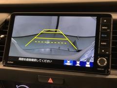 リバースギアに入れるだけで後方の表示へ切り替わります。夜間や雨の日の駐車も楽になりますよ。 6