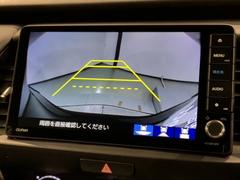 リバースギアに入れるだけで後方の表示へ切り替わります。夜間や雨の日の駐車も楽になりますよ。 6