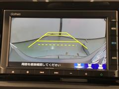 リバースギアに入れるだけで後方の表示へ切り替わります。夜間や雨の日の駐車も楽になりますよ。 6