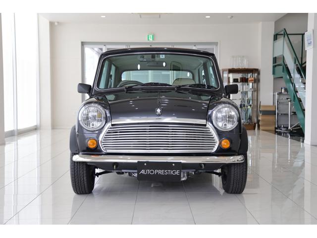 ＭＩＮＩ ３５クラシック　３５周年記念限定車　オートマチック　専用カラー　ボディ同色パイピング専用レザーインテリア　１２インチ８スポークアルミ　バルタンアブソーバー　ナルディクラシックレザーステアリング（2枚目）