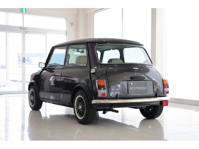 ＭＩＮＩ ３５クラシック　３５周年記念限定車　オートマチック　専用カラー　ボディ同色パイピング専用レザーインテリア　１２インチ８スポークアルミ　バルタンアブソーバー　ナルディクラシックレザーステアリング（5枚目）