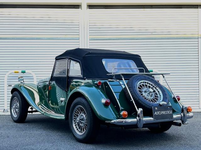 イギリスその他 Ｎａｙｌｏｒ　ＴＦ－１７００　ネイラー　オースチン・ローバーＯＨＣ１７００ｃｃ　全４速シンクロギア　本革　ウォルナットダッシュ　Ｆｒダブルウィッシュボーン　前後コイルスプリング　ラジアルタイヤ　サーボ付Ｆｒディスクブレーキ（10枚目）