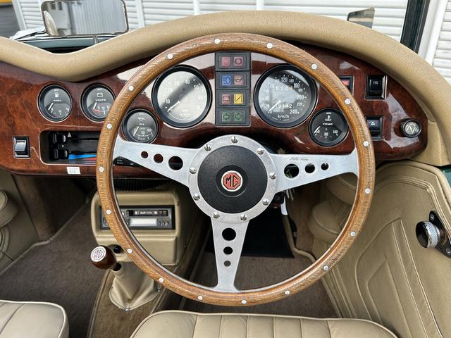 イギリスその他 Ｎａｙｌｏｒ　ＴＦ－１７００　ネイラー　オースチン・ローバーＯＨＣ１７００ｃｃ　全４速シンクロギア　本革　ウォルナットダッシュ　Ｆｒダブルウィッシュボーン　前後コイルスプリング　ラジアルタイヤ　サーボ付Ｆｒディスクブレーキ（13枚目）