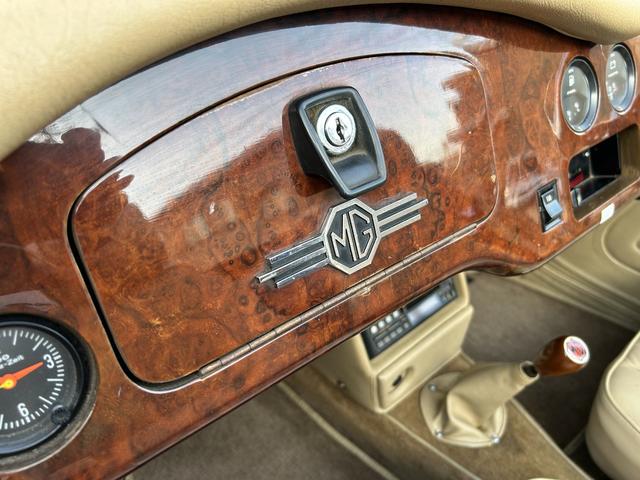 イギリスその他 Ｎａｙｌｏｒ　ＴＦ－１７００　ネイラー　オースチン・ローバーＯＨＣ１７００ｃｃ　全４速シンクロギア　本革　ウォルナットダッシュ　Ｆｒダブルウィッシュボーン　前後コイルスプリング　ラジアルタイヤ　サーボ付Ｆｒディスクブレーキ（16枚目）