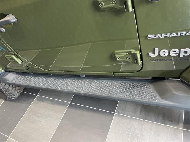 ジープ・ラングラーアンリミテッド サハラ　純正ＵコネクトナビＴＶＡｐｐｌｅ　ＣａｒＰｌａｙ対応サイドバックフロントカメラ黒革シートＪＥＰＰＥＳＥＮ１７アルミ３５インチタイヤラフカントリーリフトアップＧＯＲＨＩＮＯ製ルーフラックスマートキーＬＥ（13枚目）