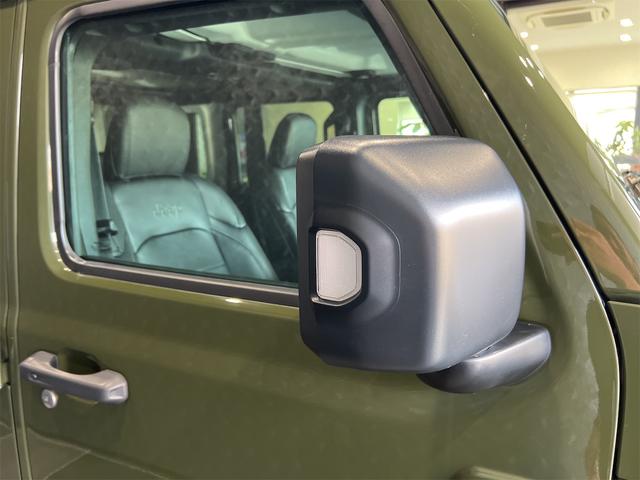 ジープ・ラングラーアンリミテッド サハラ　純正ＵコネクトナビＴＶＡｐｐｌｅ　ＣａｒＰｌａｙ対応サイドバックフロントカメラ黒革シートＪＥＰＰＥＳＥＮ１７アルミ３５インチタイヤラフカントリーリフトアップＧＯＲＨＩＮＯ製ルーフラックスマートキーＬＥ（14枚目）