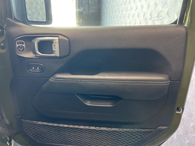 ジープ・ラングラーアンリミテッド サハラ　純正ＵコネクトナビＴＶＡｐｐｌｅ　ＣａｒＰｌａｙ対応サイドバックフロントカメラ黒革シートＪＥＰＰＥＳＥＮ１７アルミ３５インチタイヤラフカントリーリフトアップＧＯＲＨＩＮＯ製ルーフラックスマートキーＬＥ（17枚目）
